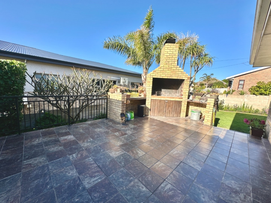 4 Bedroom Property for Sale in Fraaiuitsig Western Cape